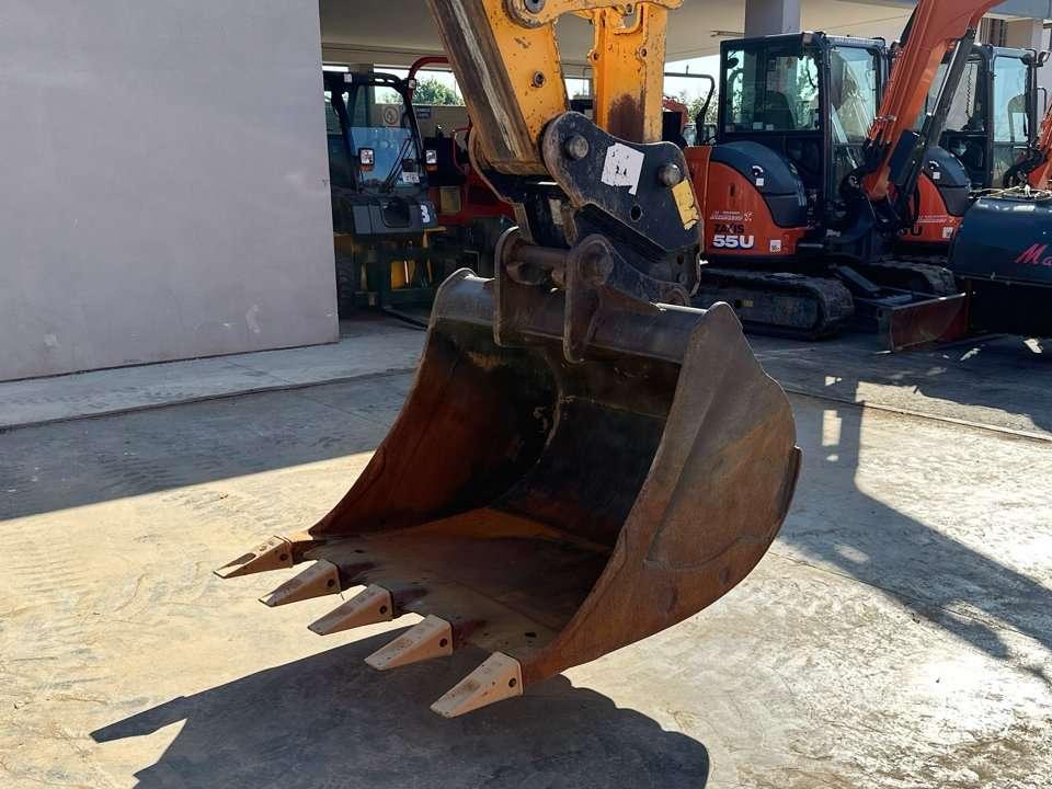 JCB JS130W 4x4 Foto 6