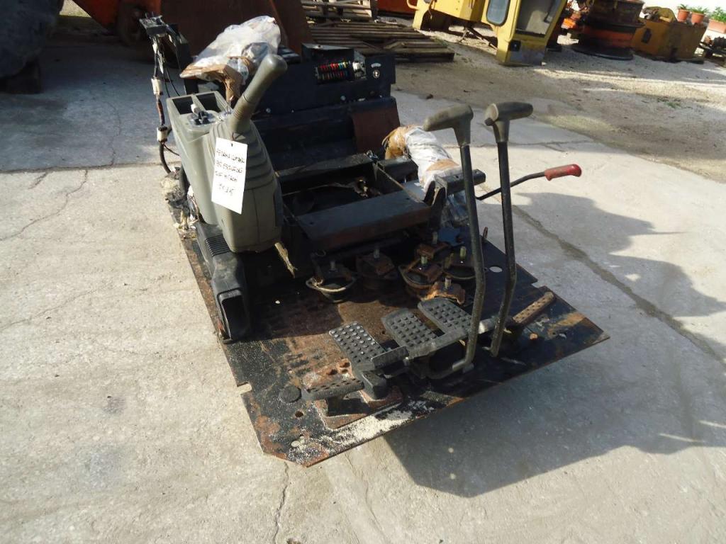 Banco / Pedana di comando per Fiat Hitachi EX215 Foto 4