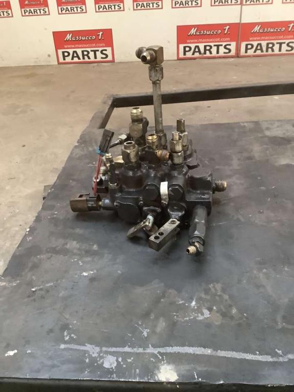 Distributore comandi per Bobcat 753 Foto 4