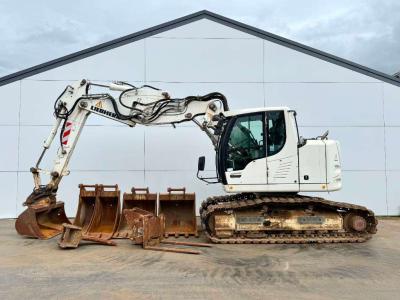 Liebherr R 914 Compact - 5 Buckets + Forks + Tooth / Triple in vendita da Boss Machinery