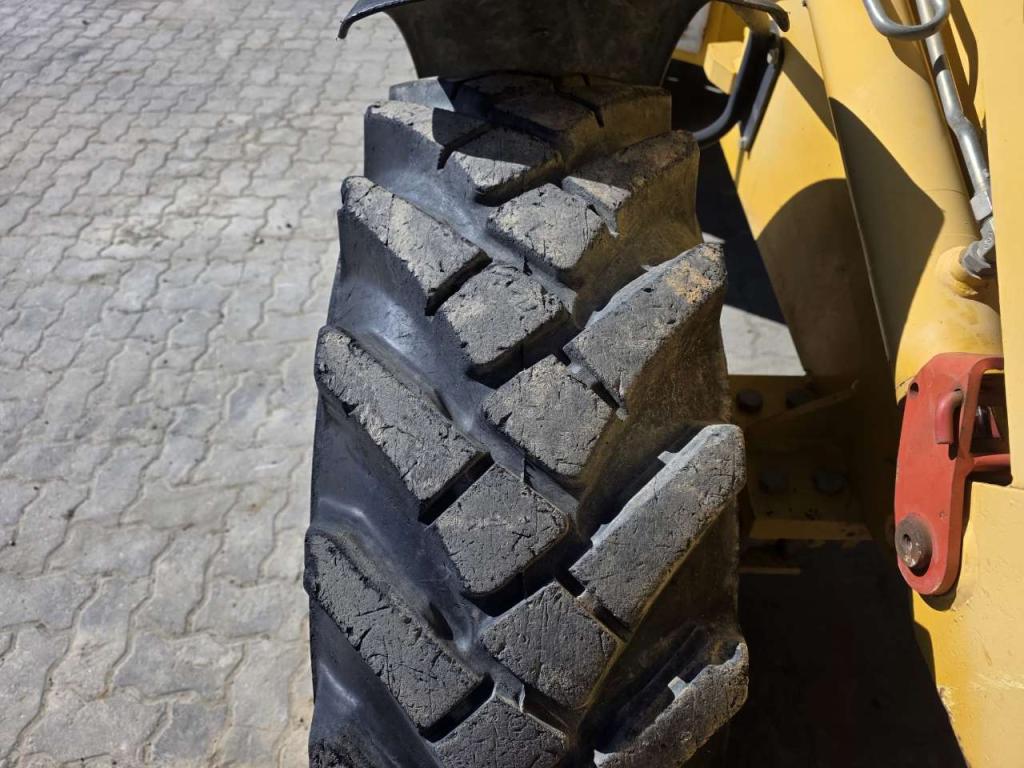 Komatsu WB 70 A Foto 13