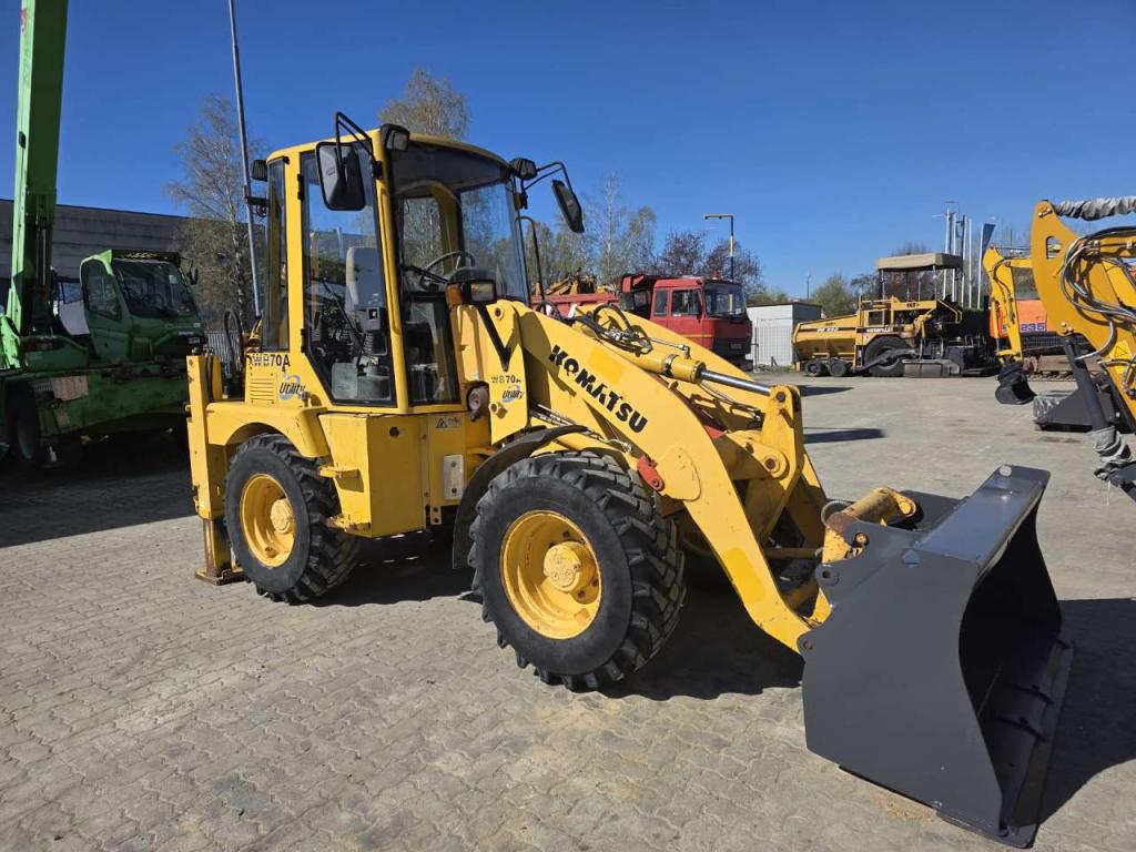 Komatsu WB 70 A Foto 3