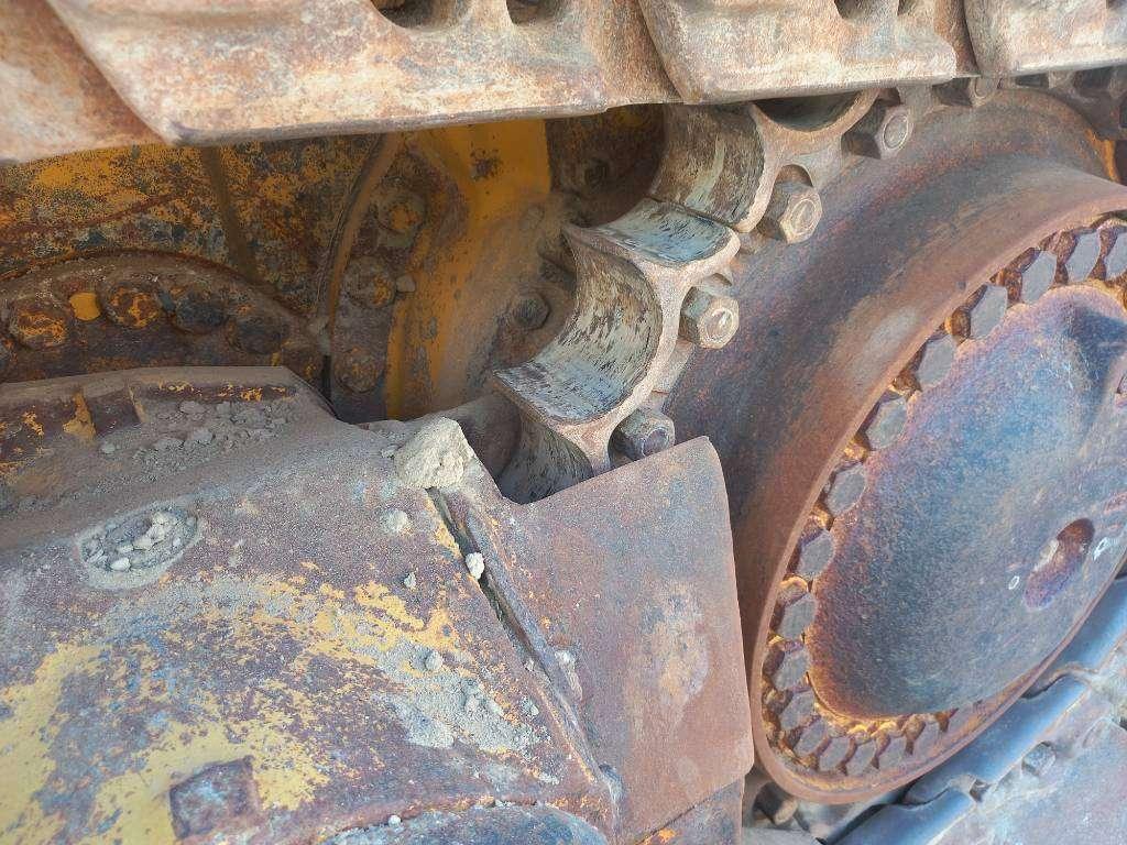 Komatsu D155A-6R (4pcs available for sale in Abu Dhabi) Foto 10