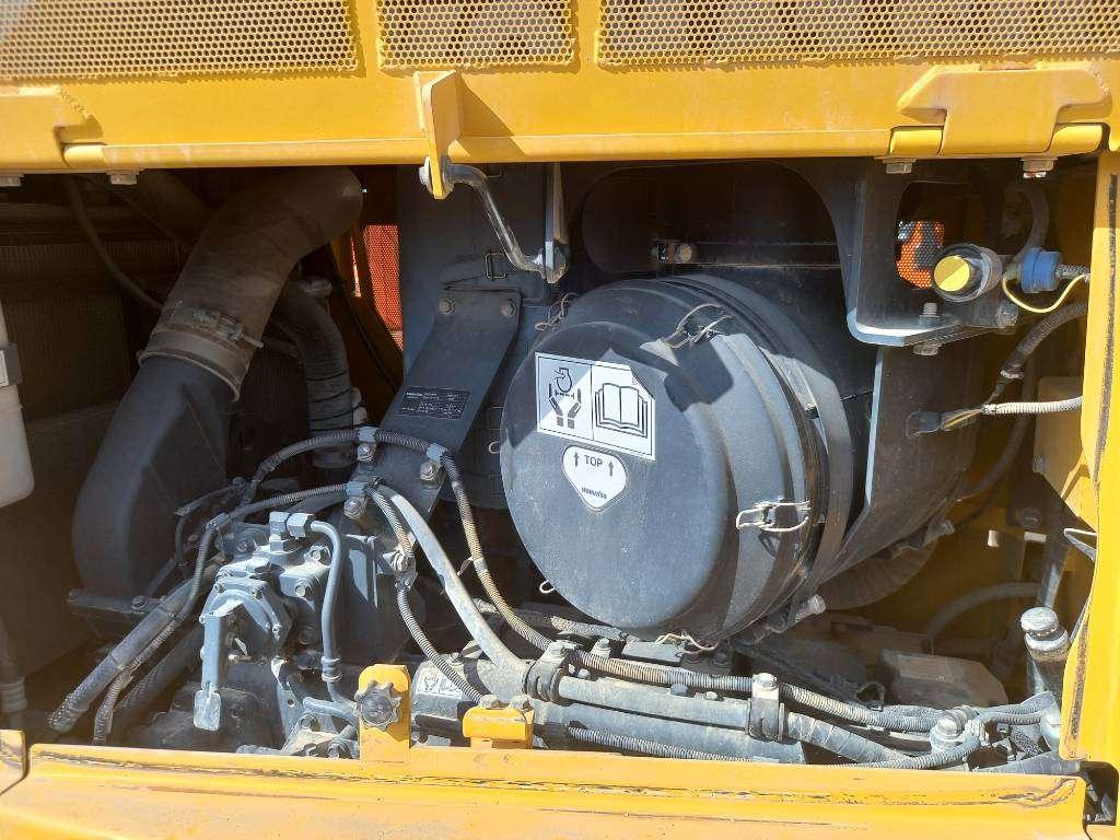 Komatsu D155A-6R (4pcs available for sale in Abu Dhabi) Foto 18