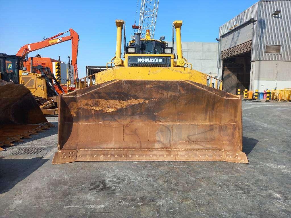 Komatsu D155A-6R (4pcs available for sale in Abu Dhabi) Foto 4