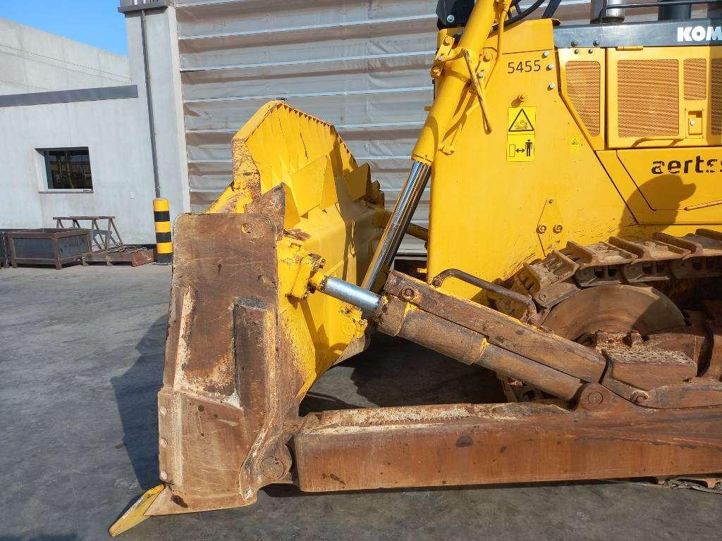 Komatsu D155A-6R (4pcs available for sale in Abu Dhabi) Foto 8