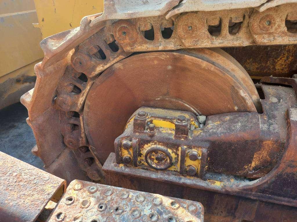 Komatsu D155A-6R (4pcs available for sale in Abu Dhabi) Foto 9