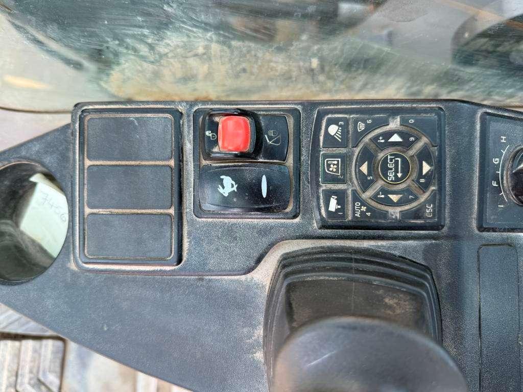 Volvo EC300EL - Hammer Lines / Automatic Greasing Foto 12