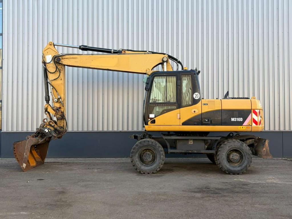 Caterpillar M316D Foto 1