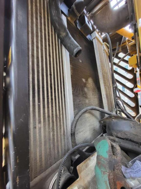 Volvo radiator 15020567 for Volvo L90E, L110E, L120E Foto 1
