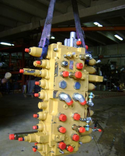 Distributore idraulico per Caterpillar 312 Foto 1
