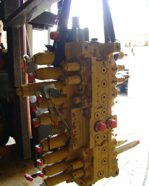 Distributore idraulico per Caterpillar 312 Foto 2