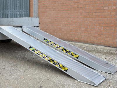 Coppia di rampe in alluminio Lunghezza 4.000 mm - Portata 5.550 kg in vendita da Progetto Rampe