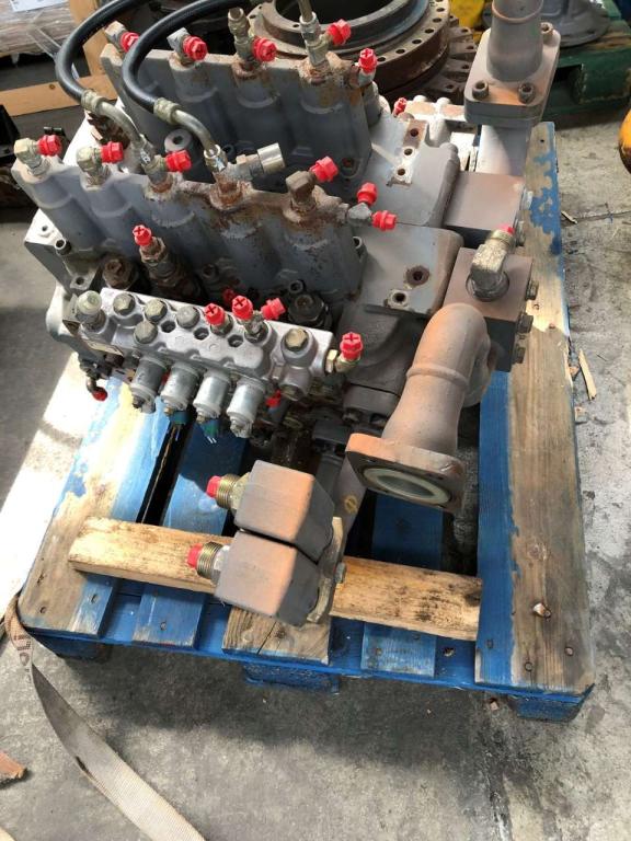 Distributore idraulico per Hitachi ZX470 Foto 1