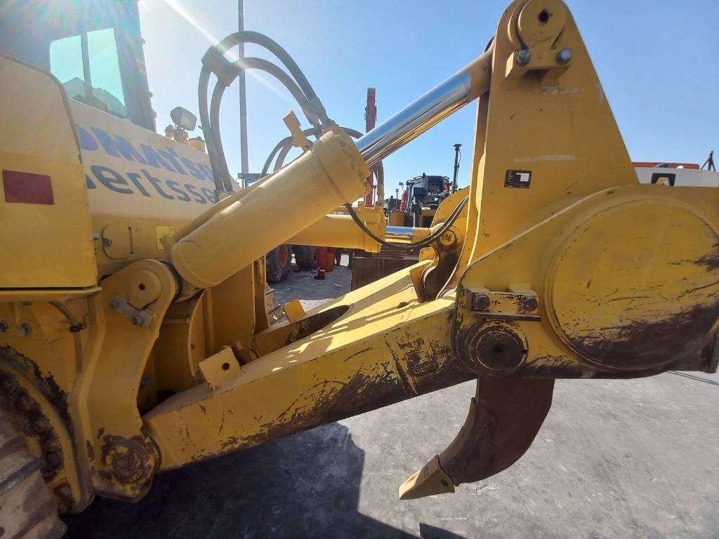 Komatsu D155A-6R (4pcs available for sale in Abu Dhabi) Foto 10