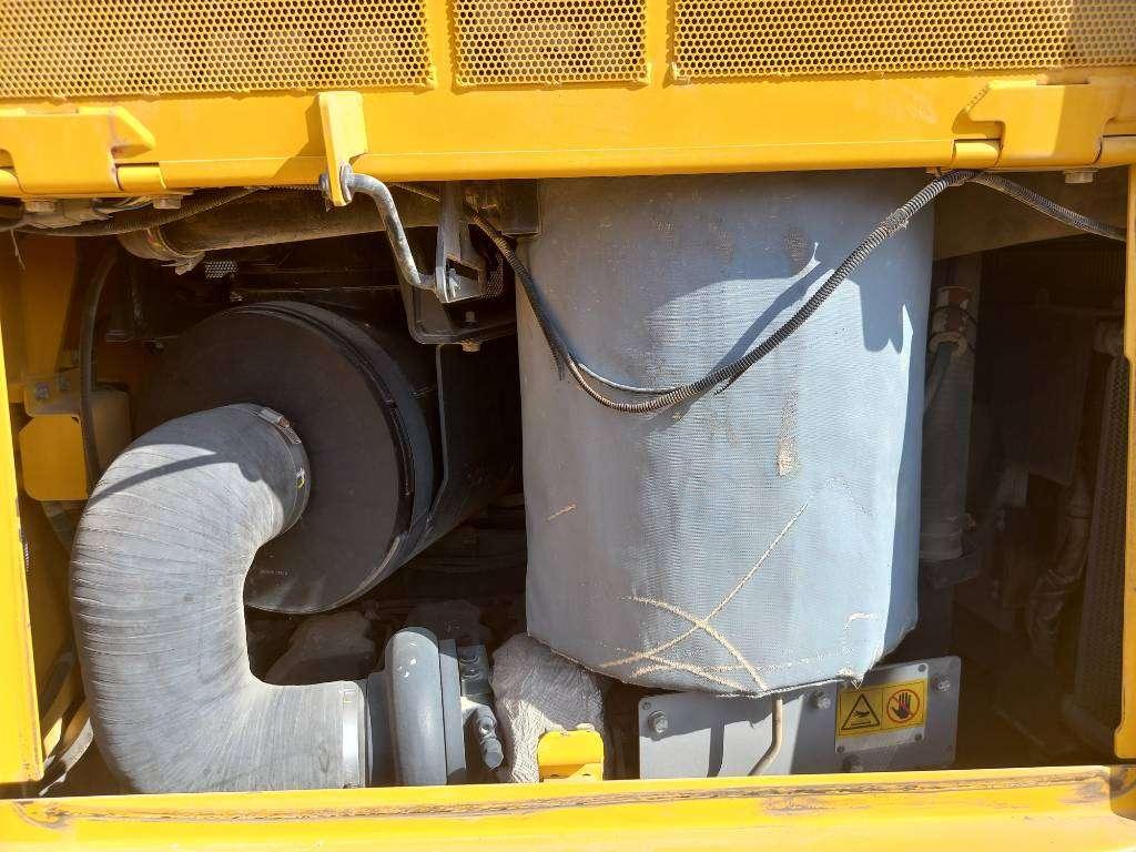 Komatsu D155A-6R (4pcs available for sale in Abu Dhabi) Foto 12