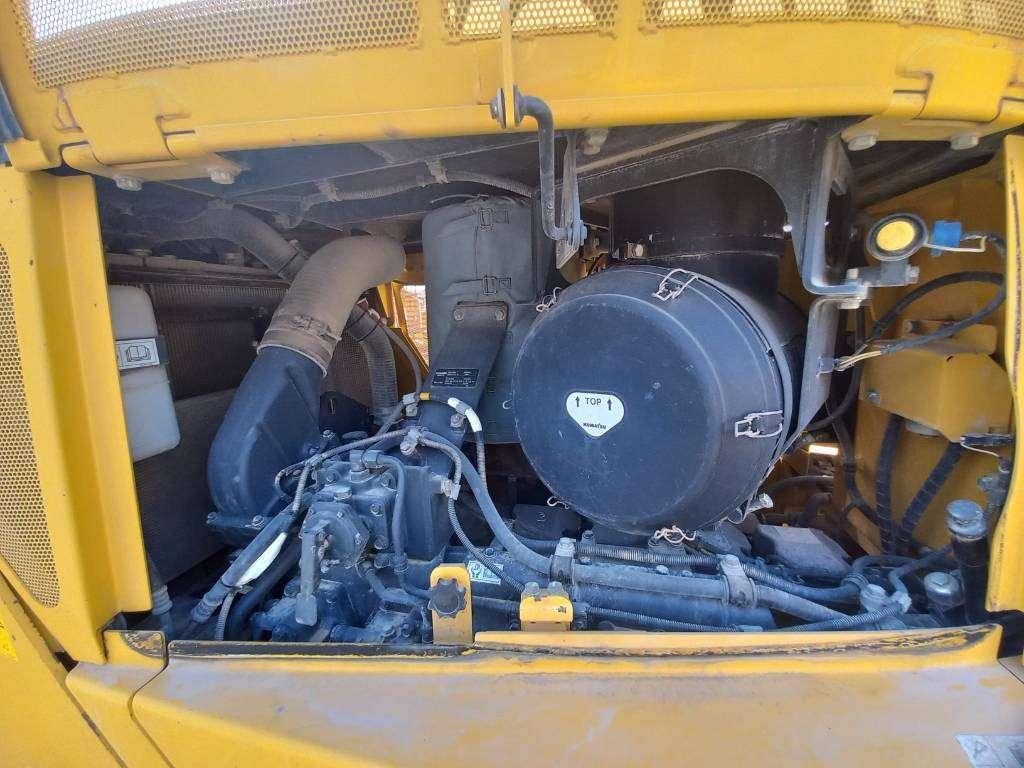 Komatsu D155A-6R (4pcs available for sale in Abu Dhabi) Foto 13