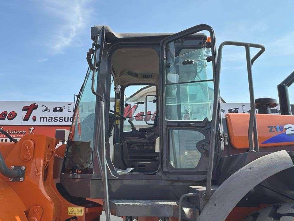 Hitachi ZW220 Foto 14