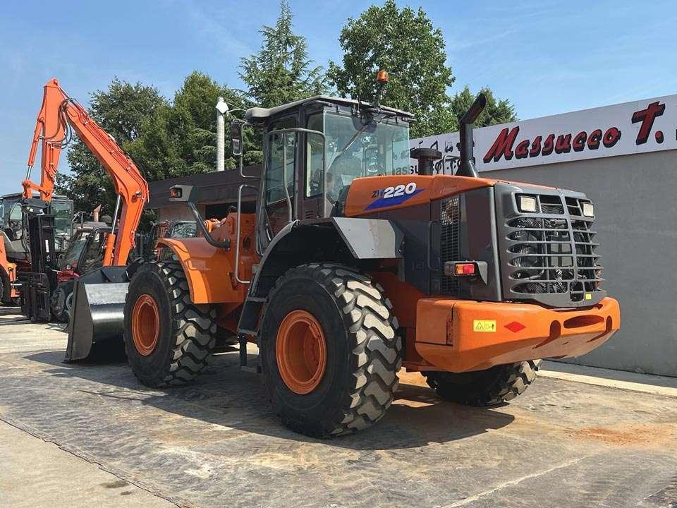Hitachi ZW220 Foto 3