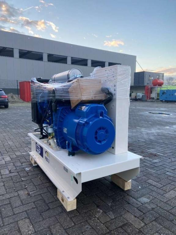 FG Wilson P88-3 - 88 kVA Open Genset - DPX-16007-O Foto 2