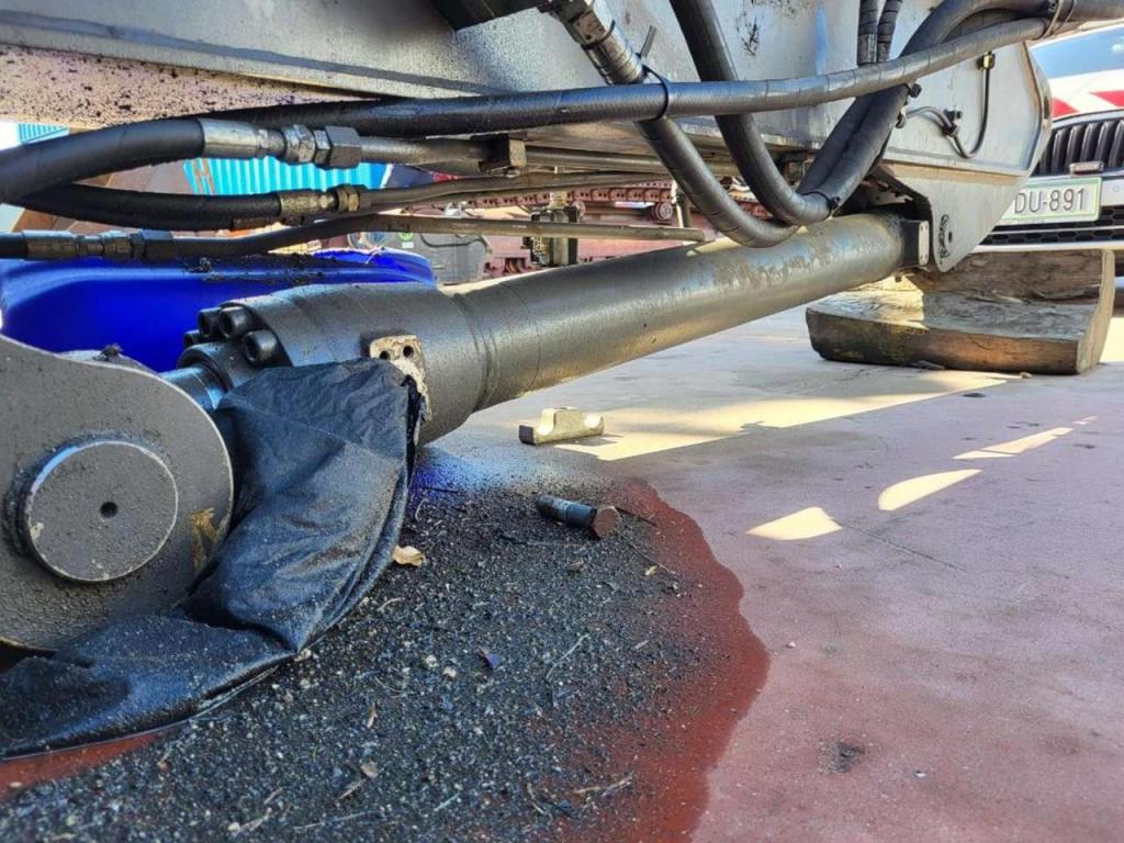 Volvo bucket cylinder 14610685 for Volvo EW160D, EW160E Foto 1