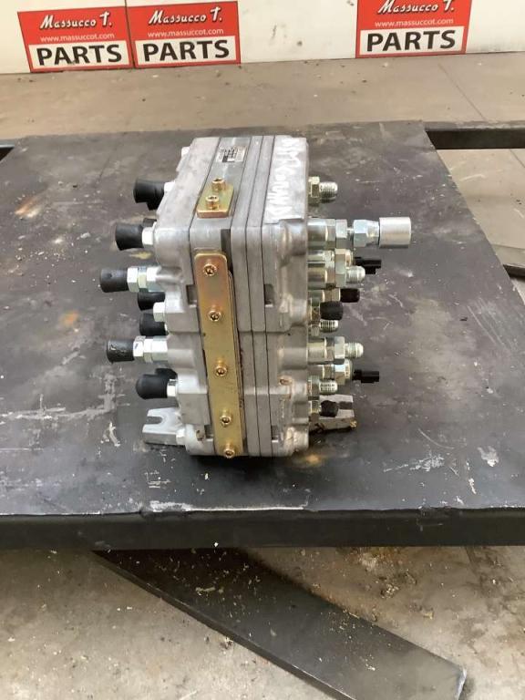 Distributore idraulico per Hitachi ZX135US-7 Foto 2