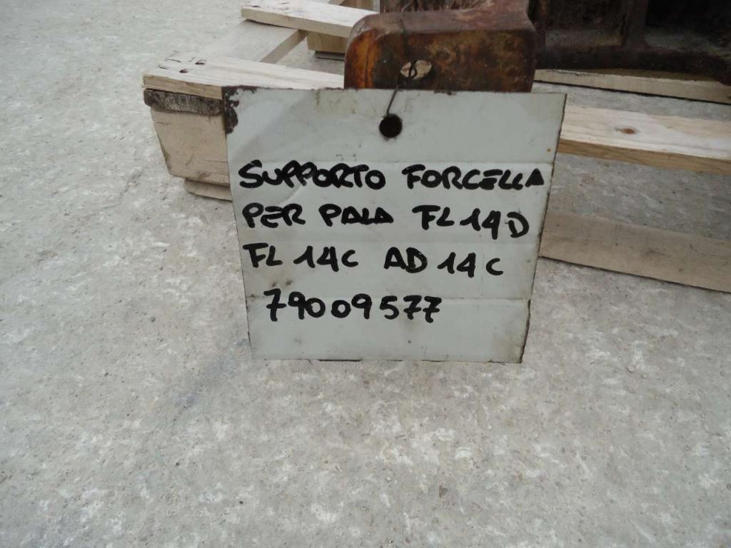 Supporto forcella ruota folle per Fiat Allis FL14D - FL14C - AD14C (CODICE 79009577) Foto 4