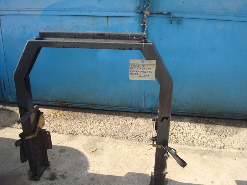 Montante per radiatore per PALA GOMMATA W220 Foto 1