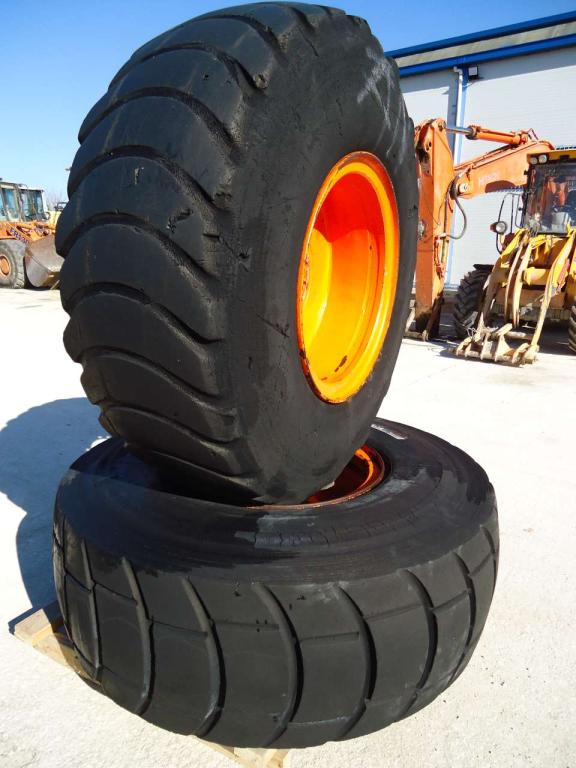 Pneumatico con Cerchio per Fiat Hitachi W130 Foto 1