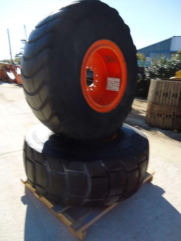 Pneumatico con Cerchio per Fiat Hitachi W130 Foto 2
