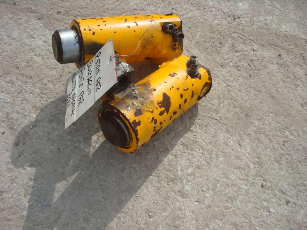 Pistoni per bloccaggio ponte per per Muletto Mecalac 8CXI Foto 3