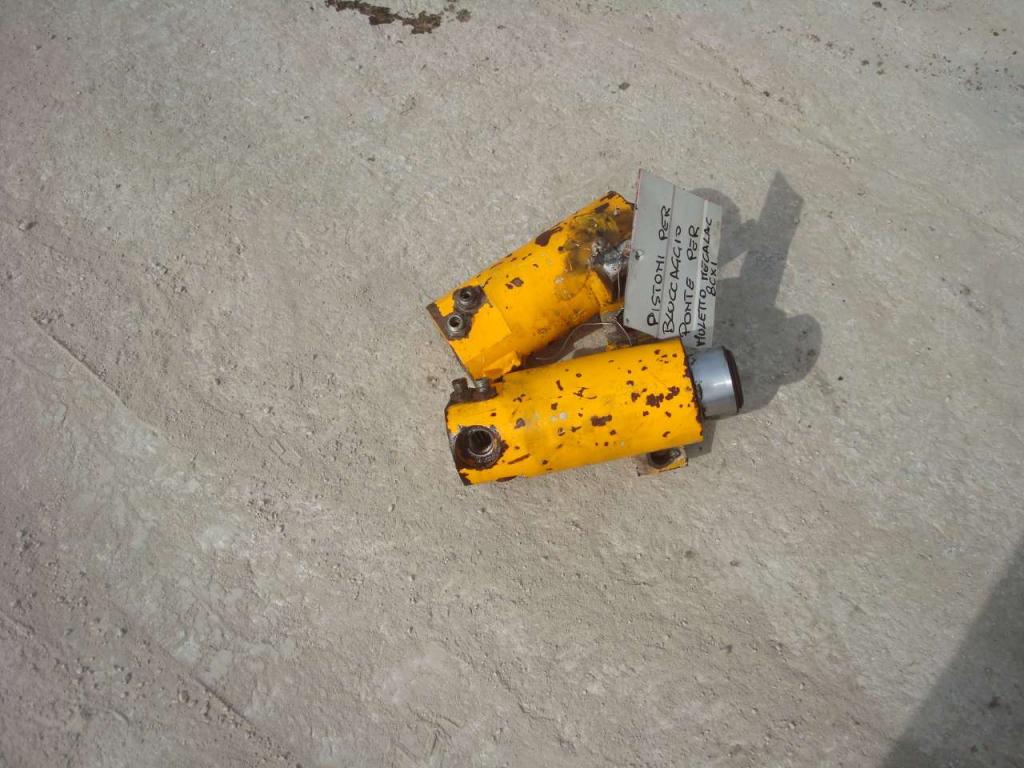 Pistoni per bloccaggio ponte per per Muletto Mecalac 8CXI Foto 4