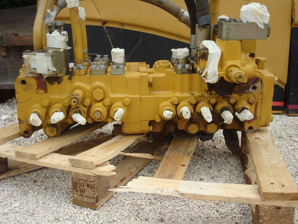 Distributore idraulico per Caterpillar 325C Foto 1