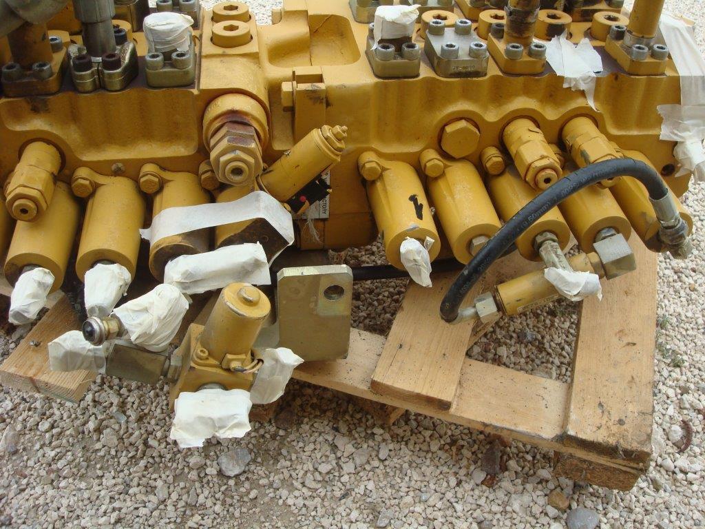 Distributore idraulico per Caterpillar 325C Foto 2