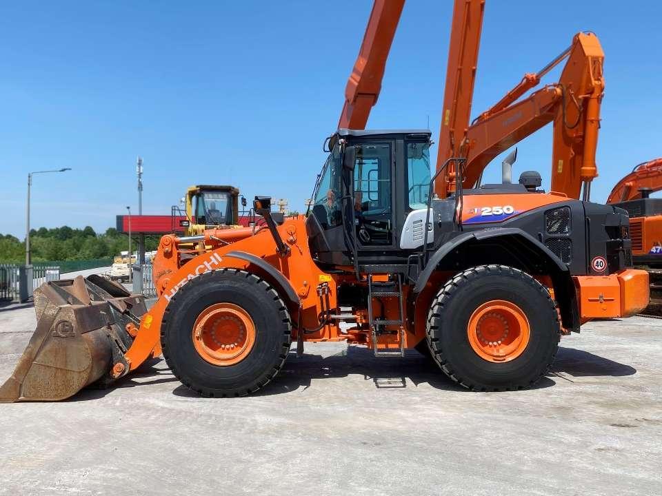 Hitachi ZW250-6 Foto 2