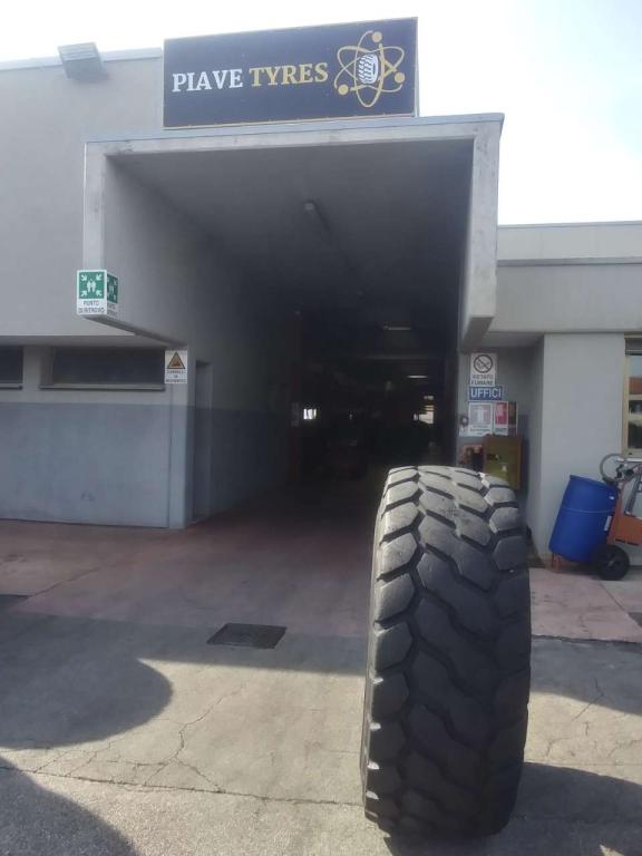 Bridgestone 23.5 R25 Foto 1