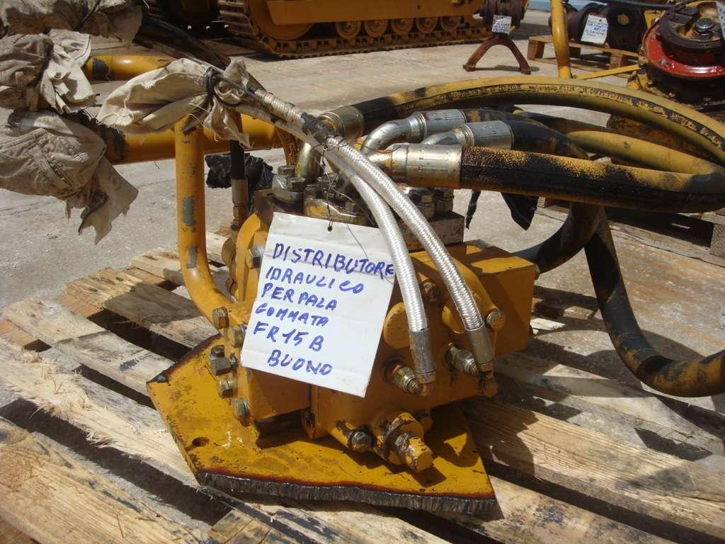 Distributore idraulico per PALA GOMMATA FR15B Foto 2