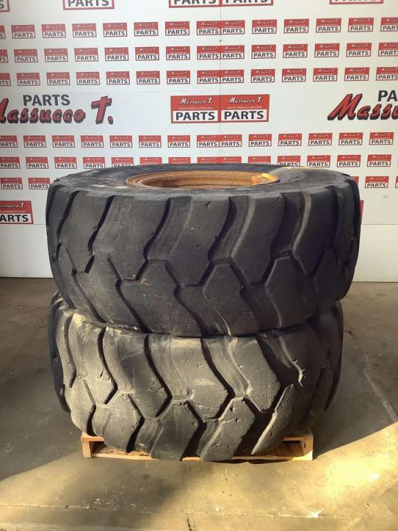 Pneumatico con Cerchio per Caterpillar 924G Foto 2