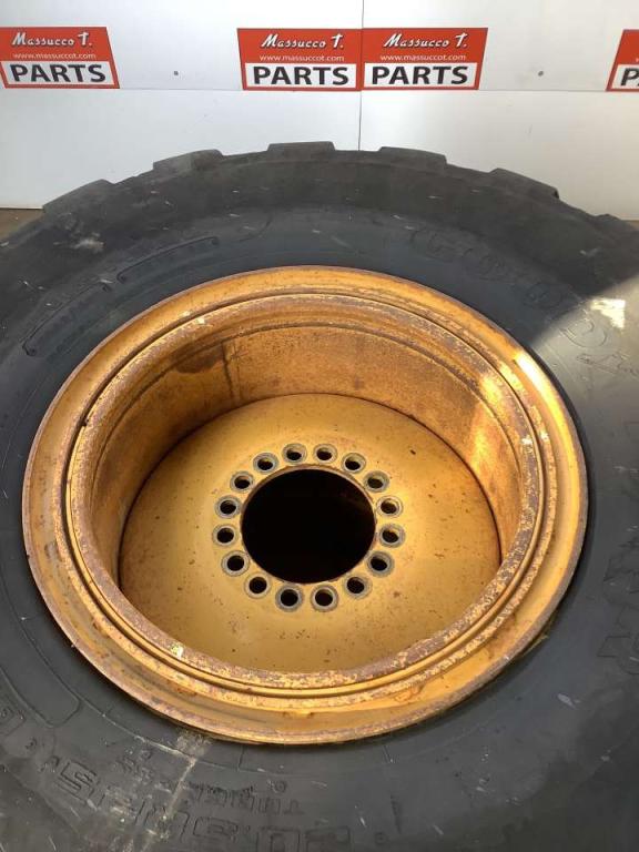 Pneumatico con Cerchio per Caterpillar 924G Foto 3