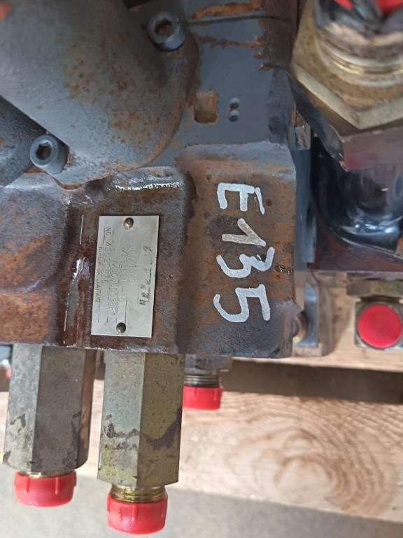 Distributore idraulico per Fiat Kobelco E 135 Foto 3