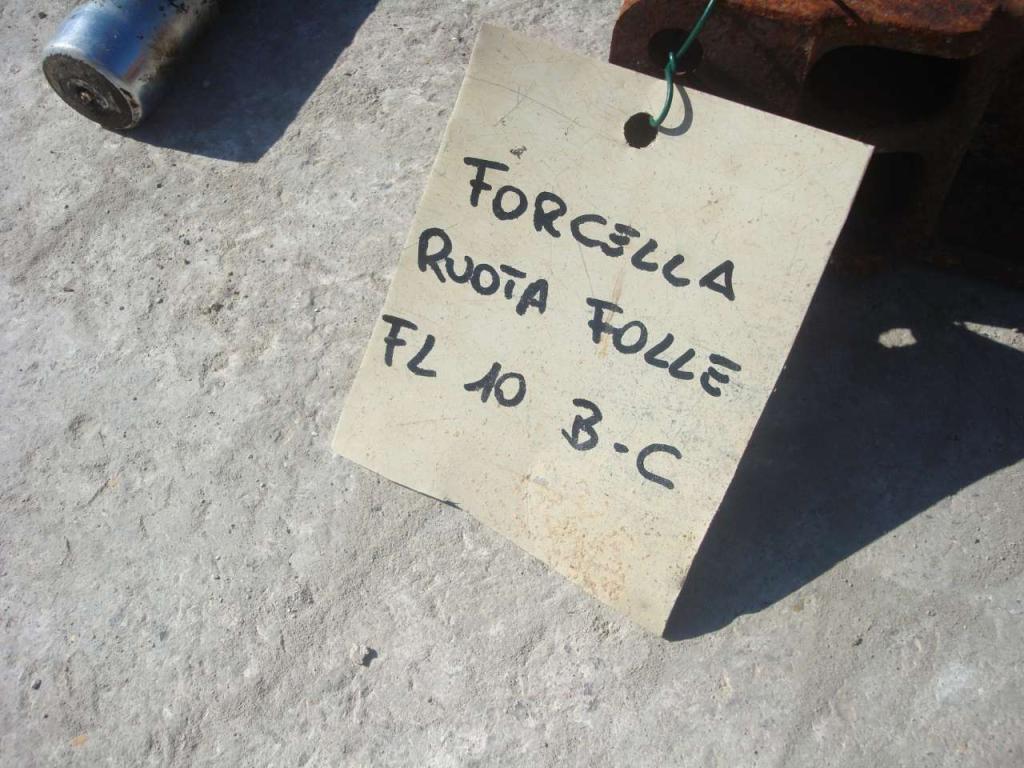 Forcella ruota folle per Fiat Allis AD10-FL10B-FL10C (codice 76008544) Foto 3