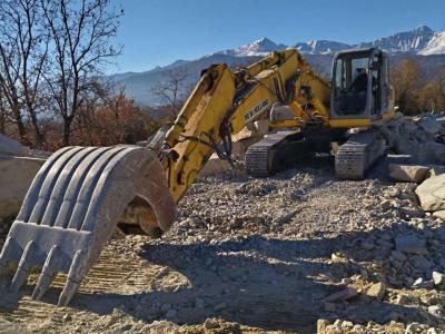 New Holland E305B in vendita da Omeco Spa