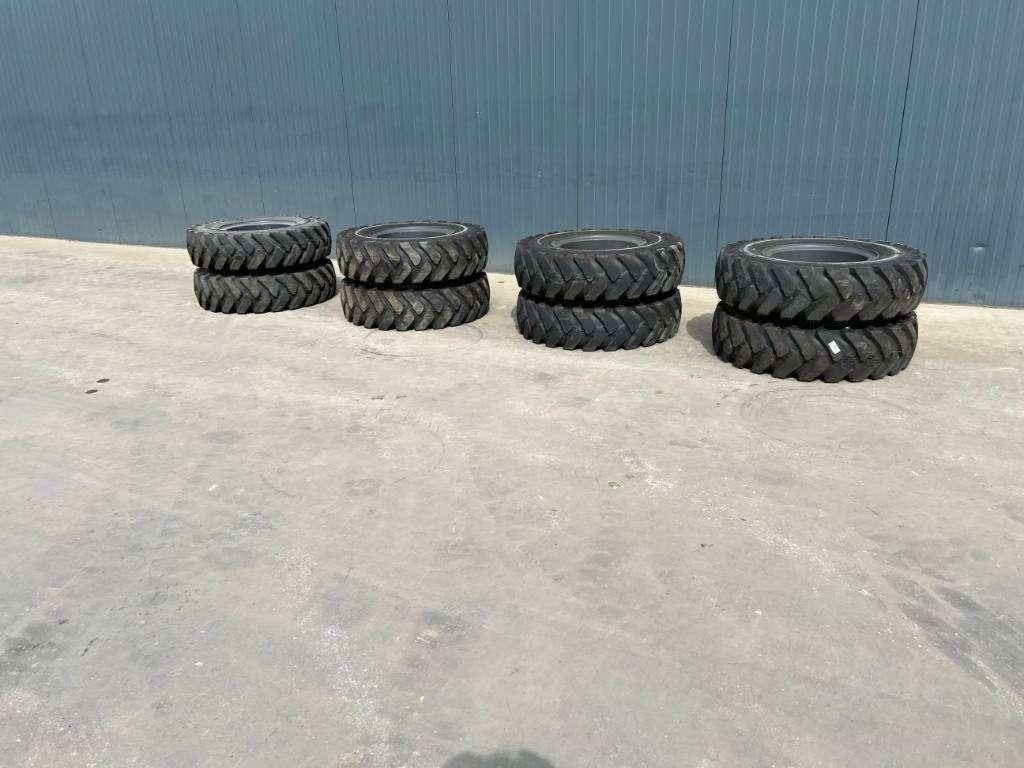 Pneumatico per Komatsu 1000 x 20 Set / 10.00 x 20: 4x2 Tyres Foto 1