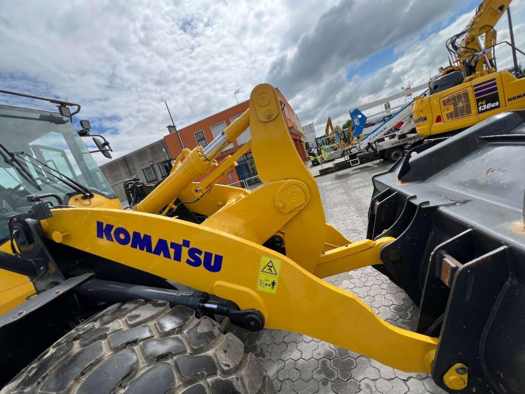 Komatsu WA320-7 Foto 12