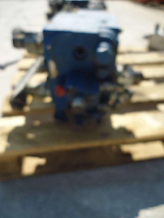 Distributore idraulico per New Holland W270B Foto 2