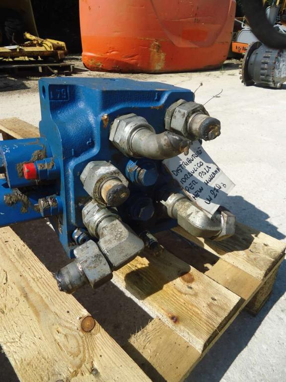 Distributore idraulico per New Holland W270B Foto 4