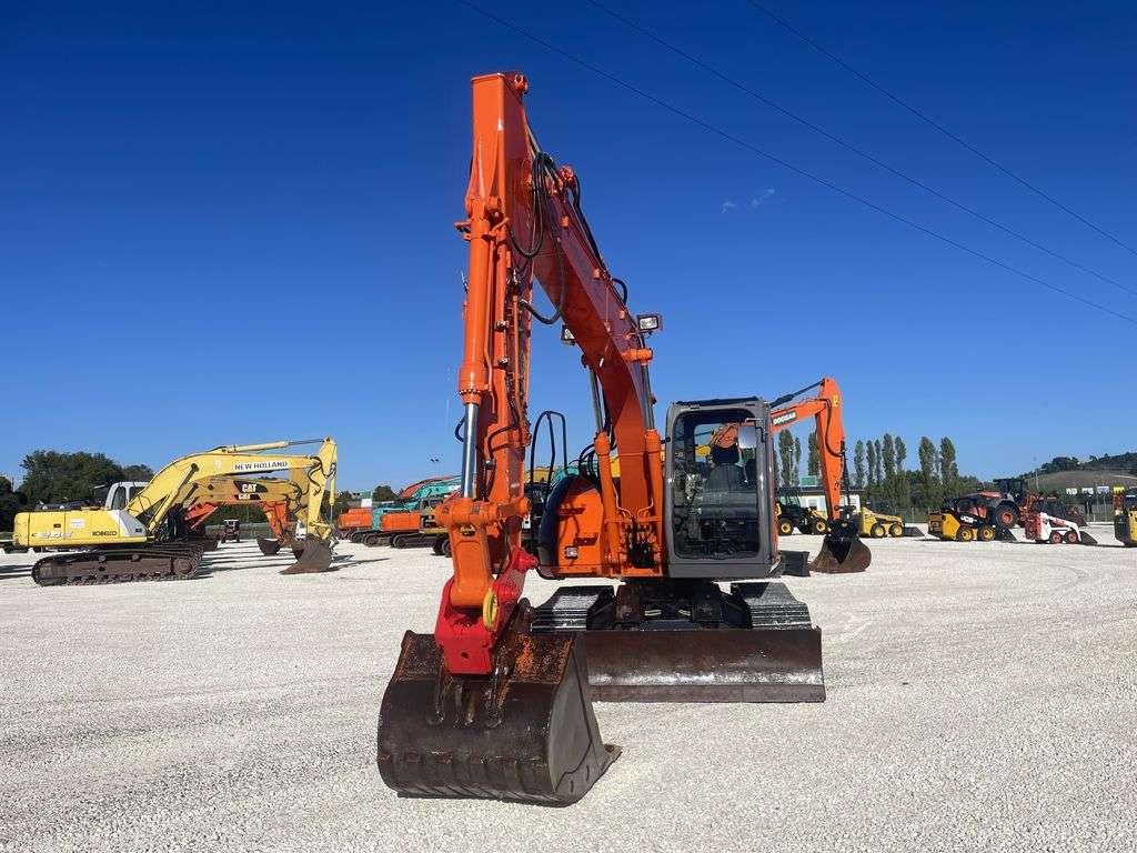 Hitachi ZX135 US Foto 1
