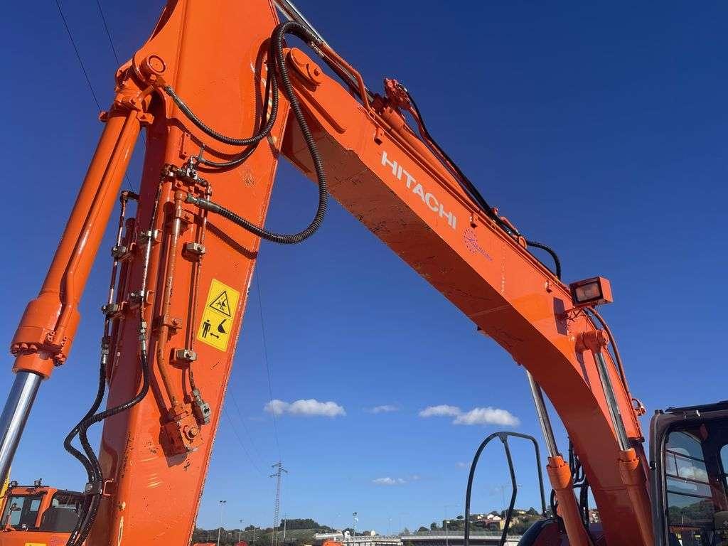 Hitachi ZX135 US Foto 3