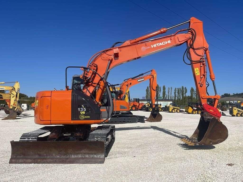 Hitachi ZX135 US Foto 5