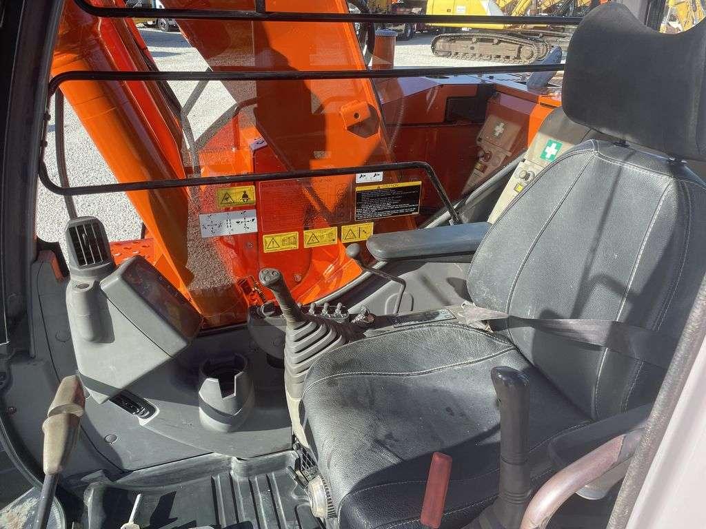 Hitachi ZX135 US Foto 7